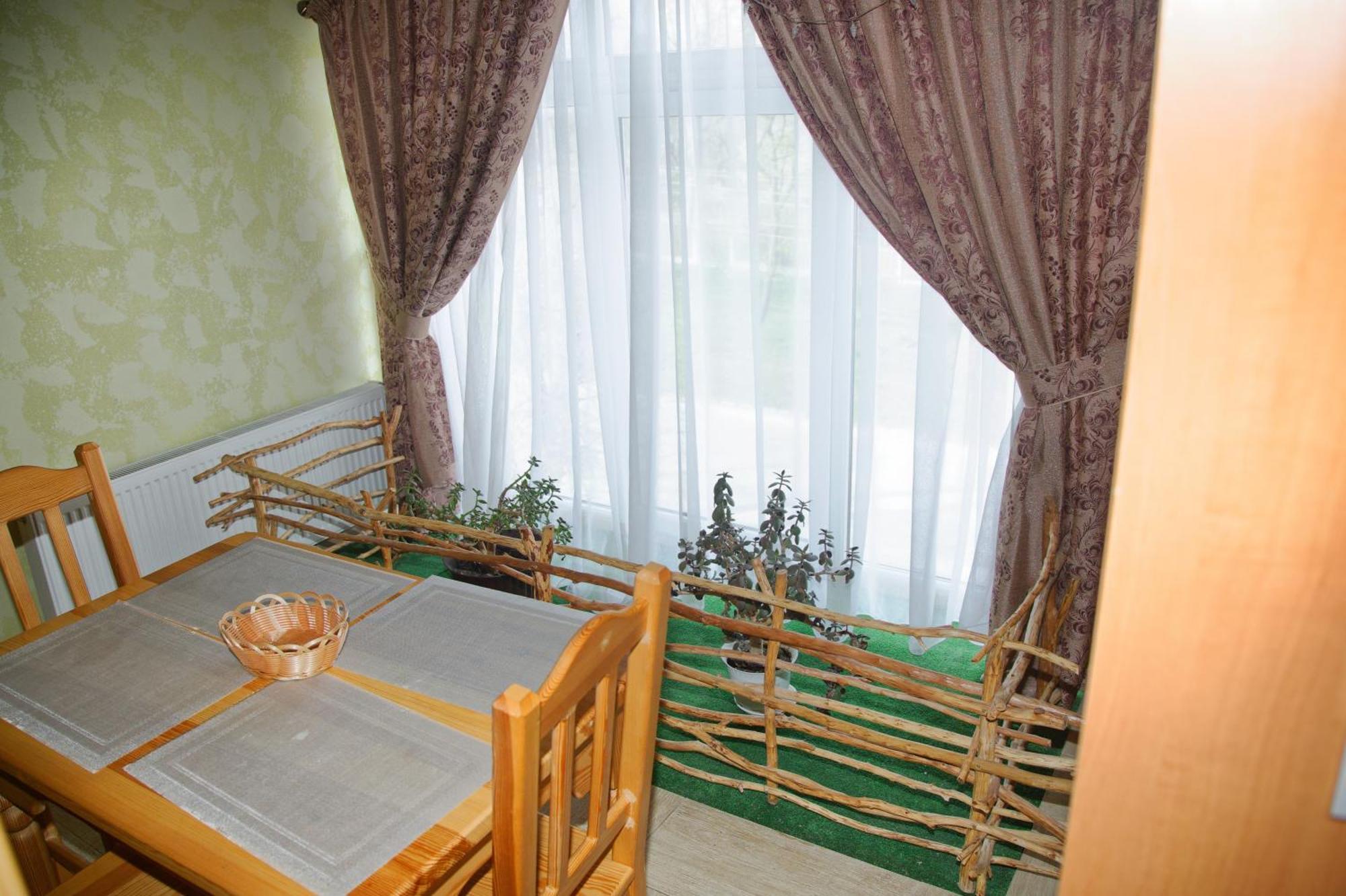 Mini-Hotel Yandrusi カームヤネツィ・ポジーリシクィイ エクステリア 写真